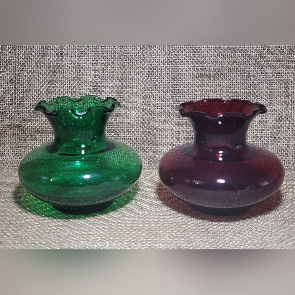 2 Vintage Anchor Hocking Small Ruffled Edge Vase Ruby Red & Emerald Forest Green